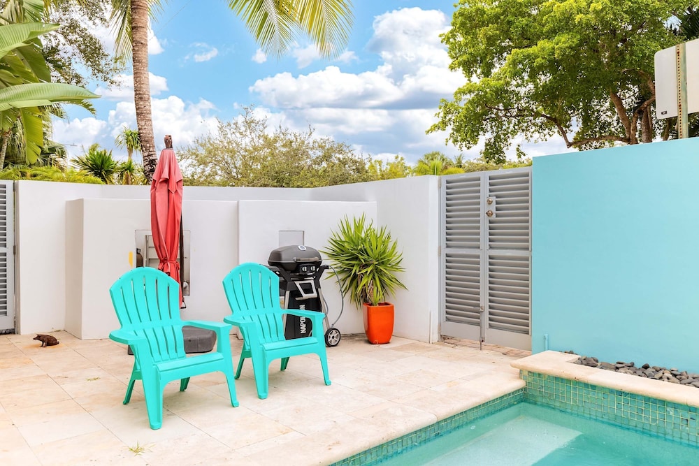 NEW 3-story Townhome With Pool Room Expansive Balcony Seconds Away From Las Olas