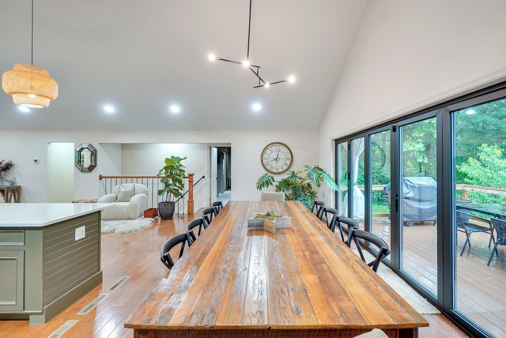 Hot Tub & Theater Room: Getaway in Falling Waters