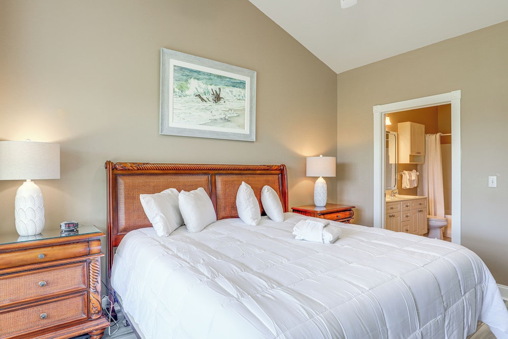 Golf Course View, Pool Access: Myrtle Beach Condo!