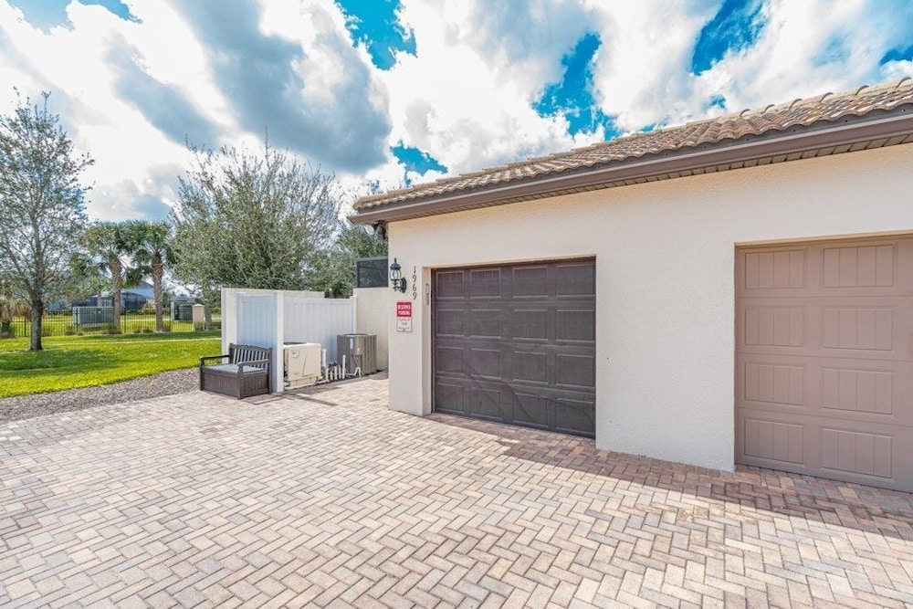 Lovely 5br Townhouse At Windsor At Westside 5 Bedroom Townhouse by RedAwning view 3