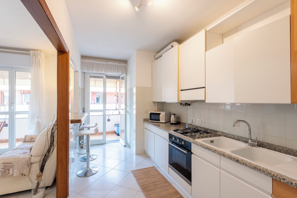 Charming 2-bed flat balcony & parking