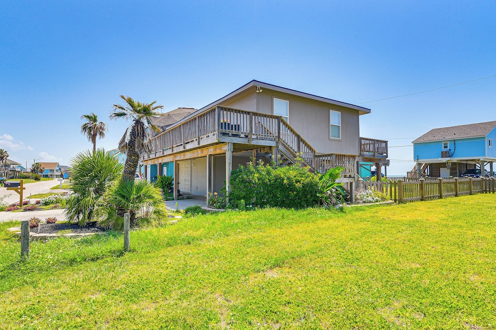 Pet-friendly Galveston Home - Walk to Beaches!