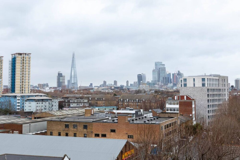 Spacious 2 Bedroom Flat With City Views in Bermondsey