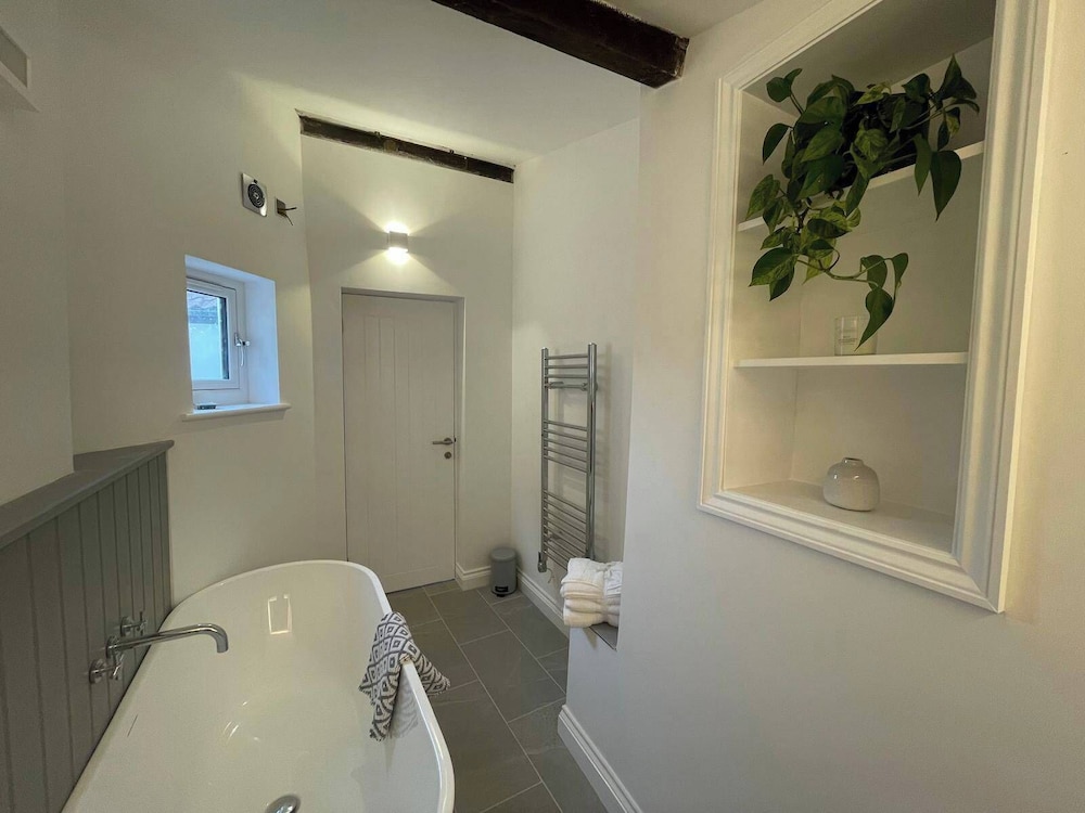 Seaside Retreat - Sleeps 5, Garden & Parking