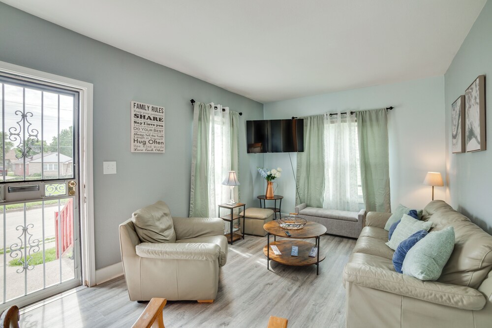 7 Mi to Historic Third Ward: Home in Lincoln Park!