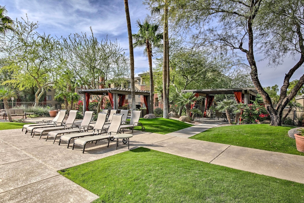 Walk to Papago Park: Central Phoenix Condo
