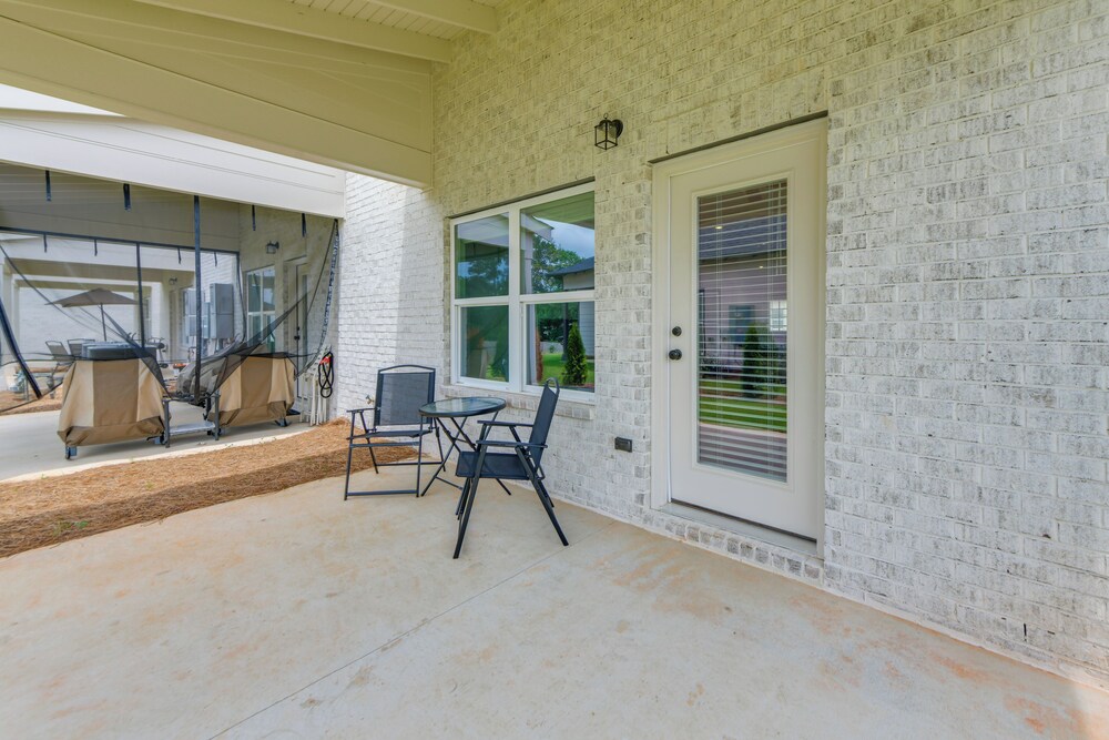5 Mi to Auburn University: Sleek Townhome w/ Patio