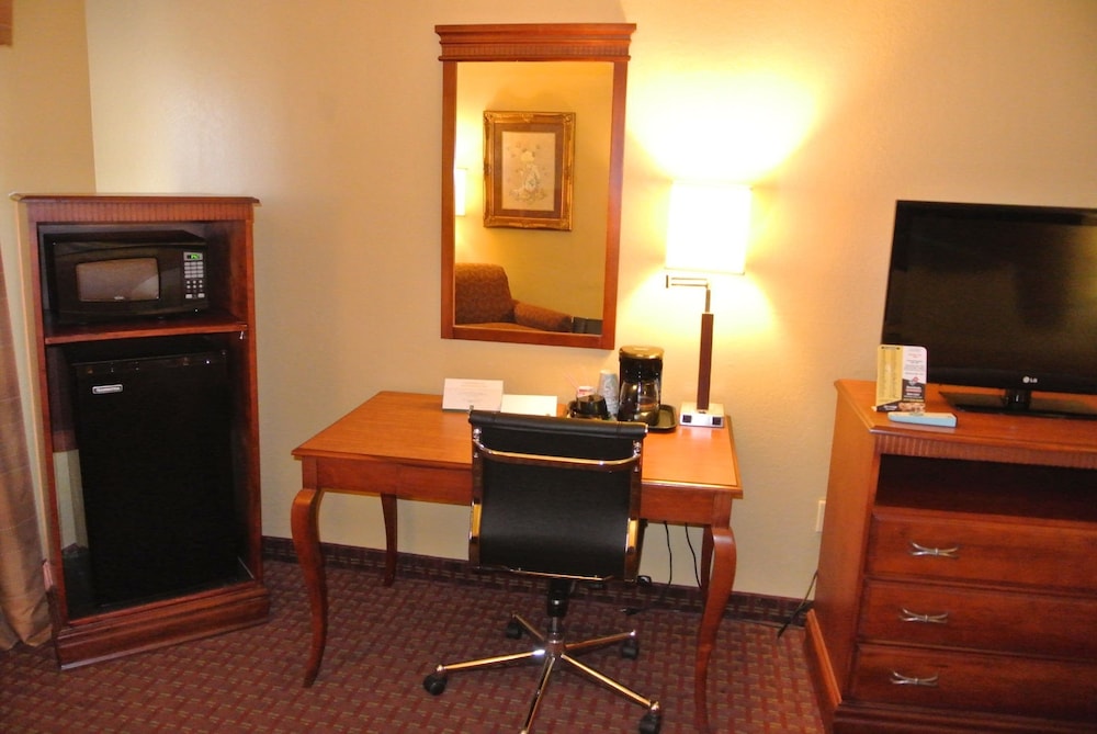 Quality Inn & Suites Carthage near Precious Moments Chapel