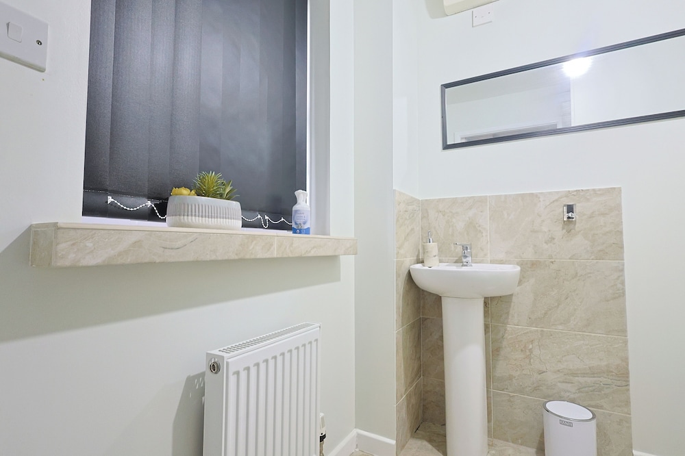 Manchester 3-beds, Sleeps 6 With On-site Parking