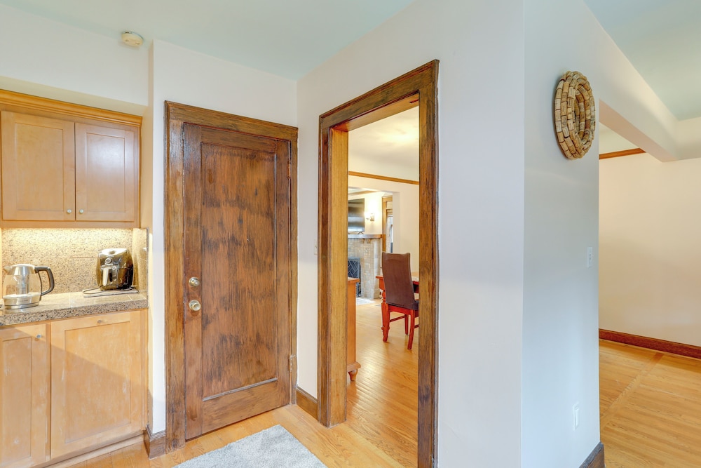 Charming Tudor-style Apt Near Green Lake!