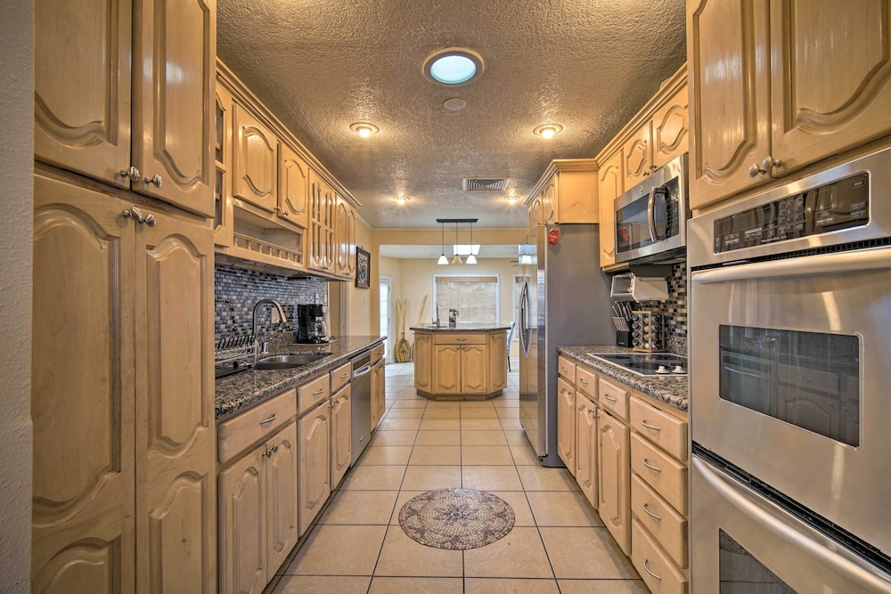 El Paso Home w/ BBQ Grill - 4 Mi to Sunland Park!