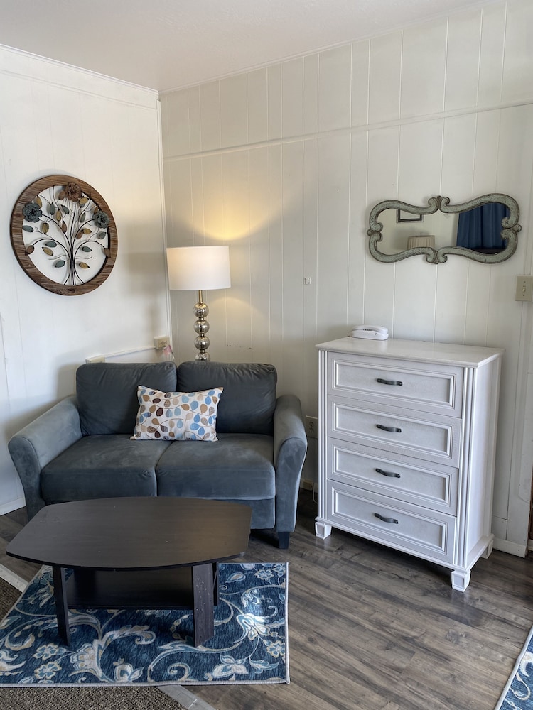 Lamplighter Cabins & Suites