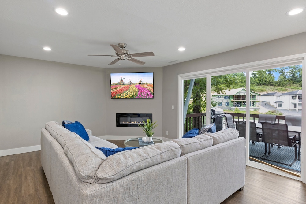Our Cove Retreat - Perfect for Wave-free Swimming, Tanning & Prime Location Fun!