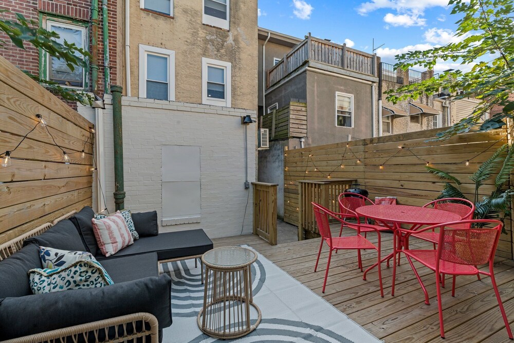 Passyunk Square Spacious 1BR - Huge Deck