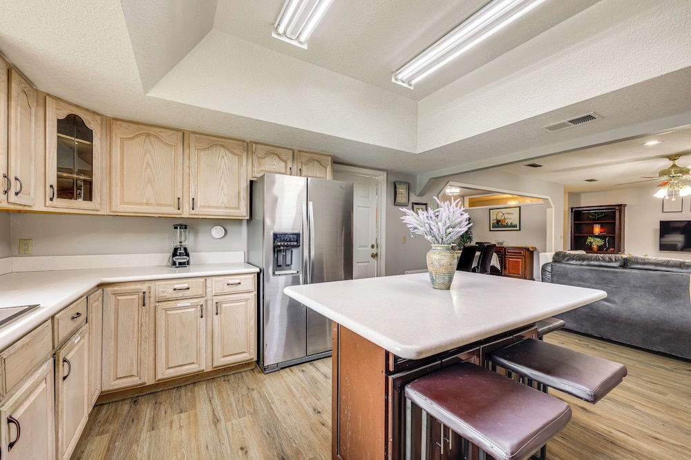BBQ Ready: Hawthorne Home w/ Screened-in Patio