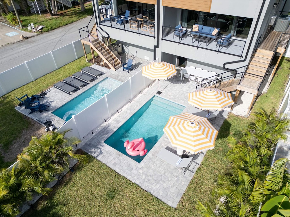 NEW 4 Bed 3 Bath Heated Salt Pool Walk2beach