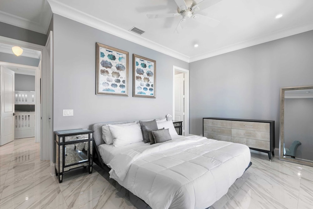 Marco Polo by Avantstay Waterfront 5bdr, Pool, Spa, Fire Pit, Walk to Beach