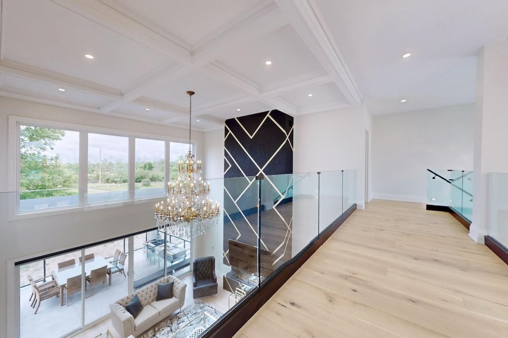 Lucky Mansion Luxury Villa in Fort Erie