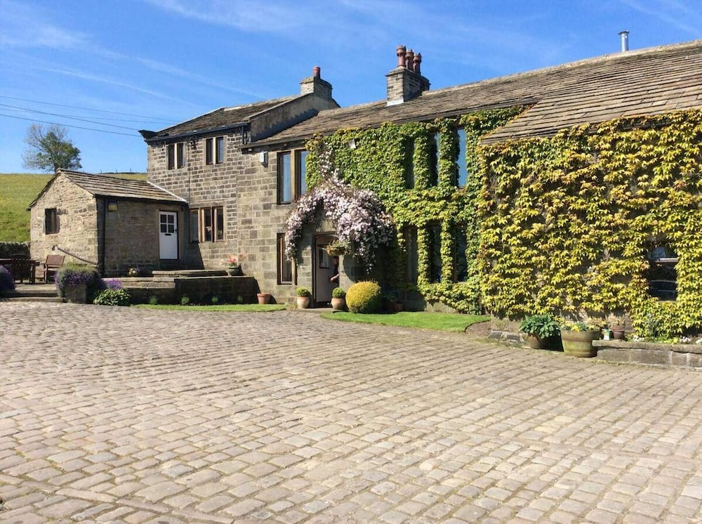 Oakworth Charm Barn Cottage - 3 Bedrooms