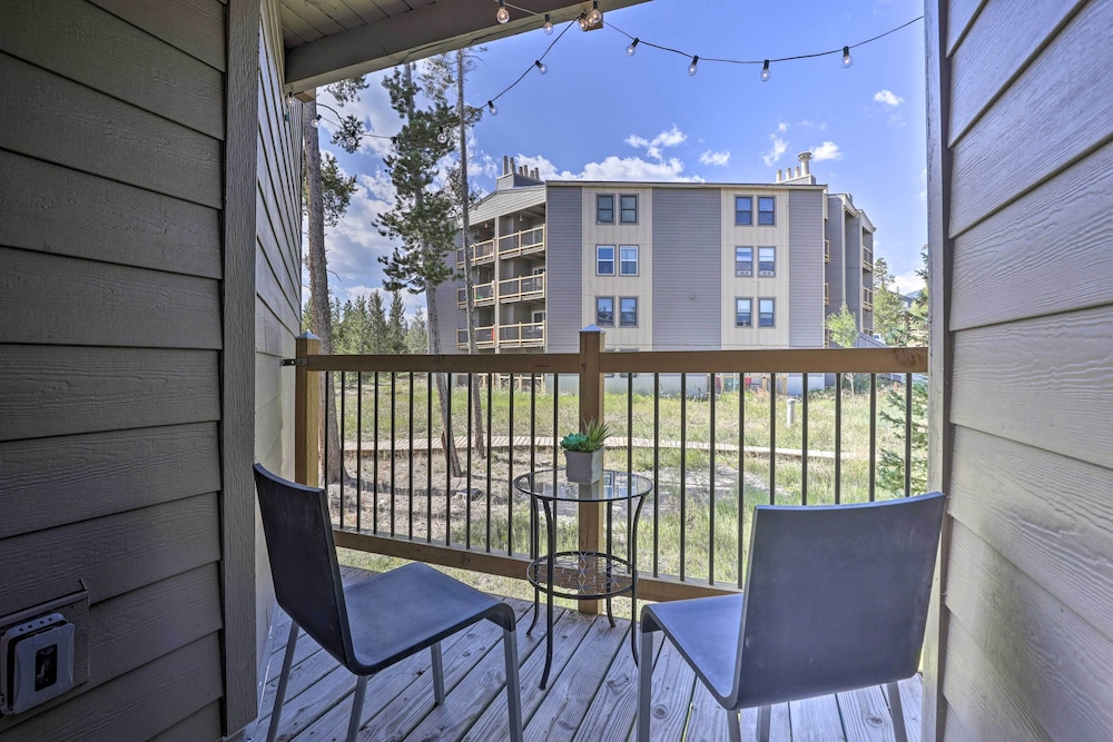 Ski Shuttle & Pool: Modern Silverthorne Condo!