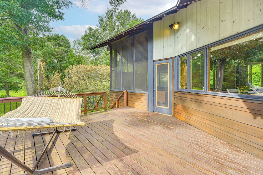 Sauna & Screened Porch: Otter Creek Getaway!