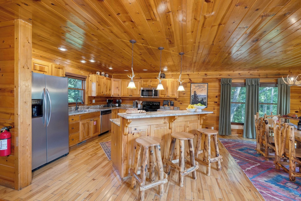 Big Bear Cove Hot Tub, Game Room, Fireplace + Smoky Mtn Views