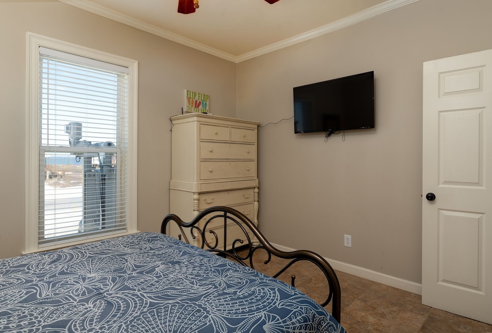 Sonny Side - Enjoy The Private And Personal Lot Space For More Family Beach Time. Unobstructed Views Of Water And Sky! 4 Bedroom Home by RedAwning
