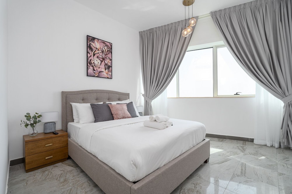 Dubai Marina - Stunning Huge 4 Bedroom Apts Near JBR - Gym - Pool - Parking by Sojo Stay