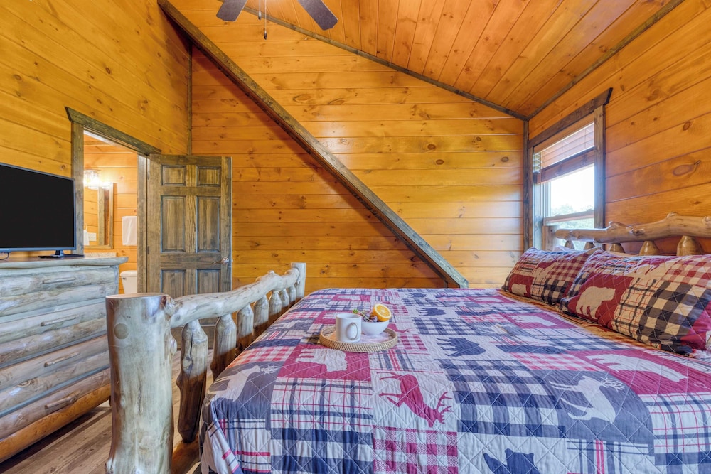 Indoor Pool, Theater, Hot Tub & Mountain Views Near Dollywood Crimson Crest by Avantstay