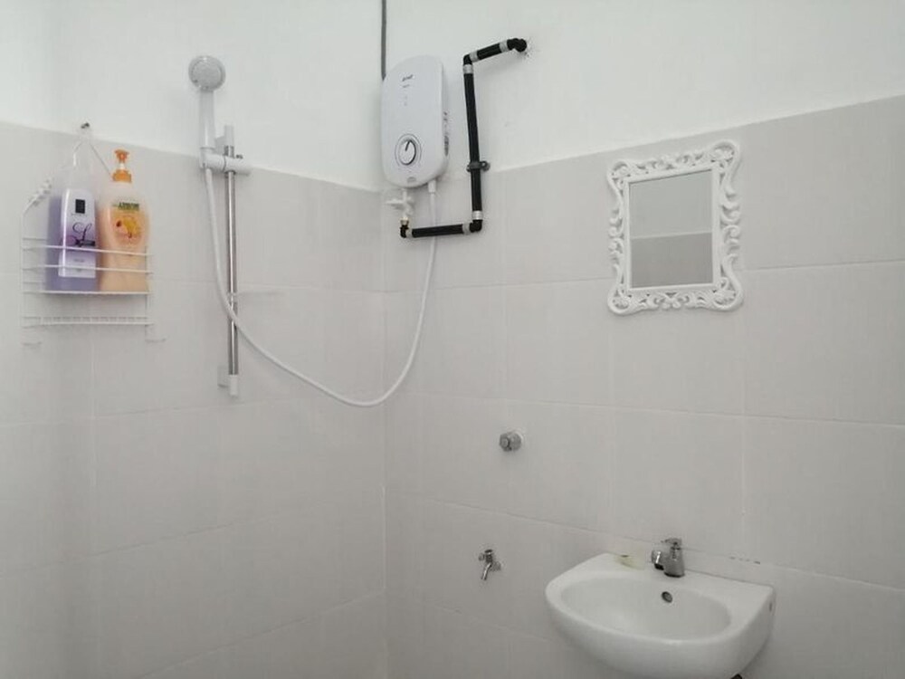 Comfortable Family Room for 4 People in Kuching With Ac - Amida Point Services photo 8