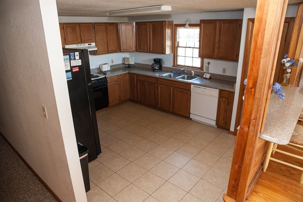 Chez-toni 3 Bedroom Cottage by RedAwning