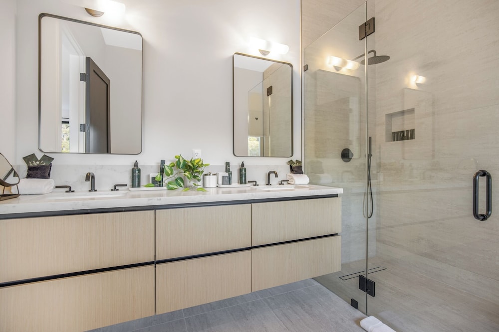 Belden Modern Villa - Iconic Hollywood Hills Retreat