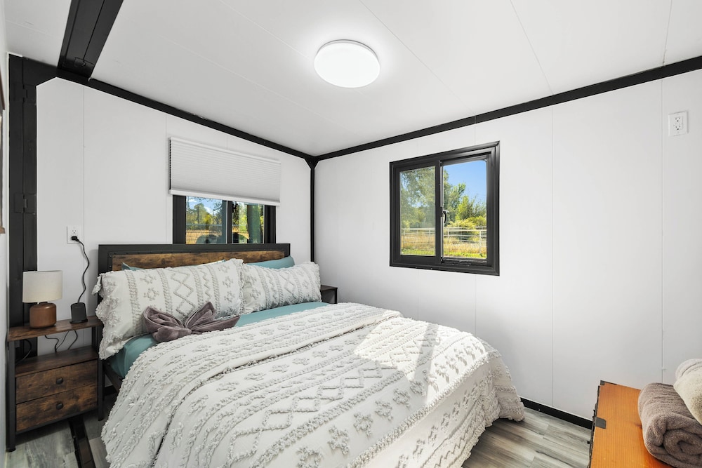 Zebra Ranch 2-br Tiny Home Mtn View Trails Brbq