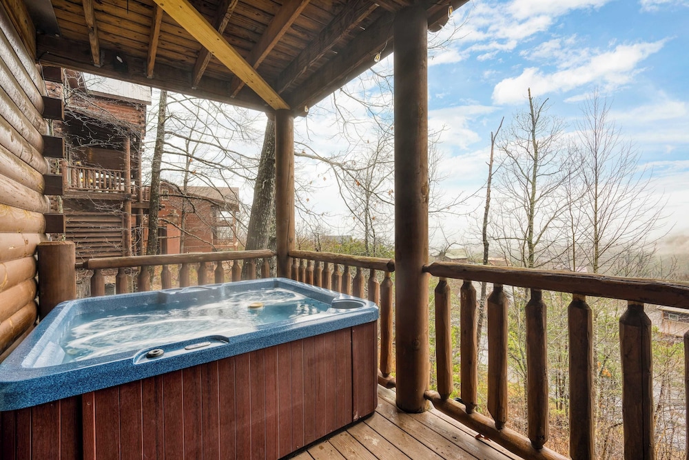 56-guest Retreat Panoramic Views, Hot Tubs, Game Room & Theater Seasonal Outdoor Pool Near Dollywood, Gatlinburg