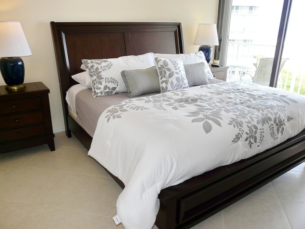 Eye-catching Beachfront Condo With Pool and Nice Views view 5