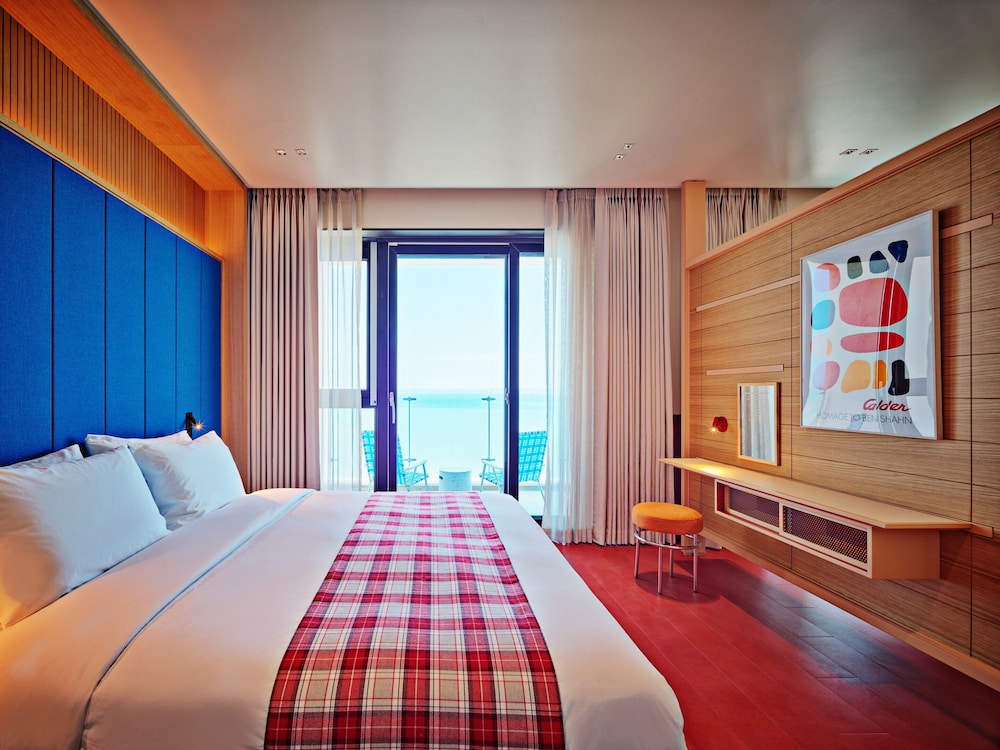 The Coolest Hotel 35