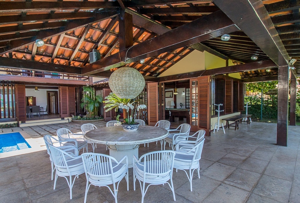 Casa com Cinco Quartos Pé na Areia