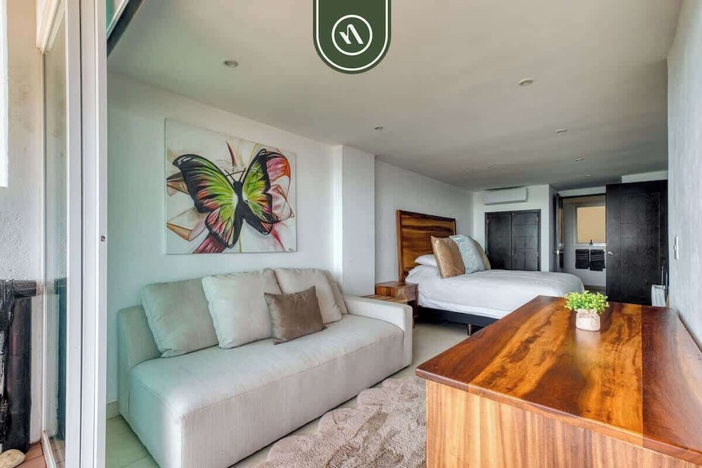 Amazing 3 BR Penthouse With Beachclub