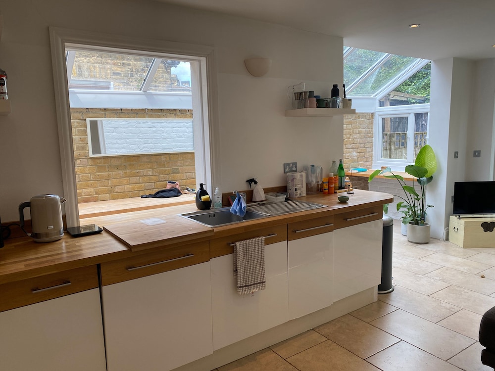 Modern, Spacious 1 Bedroom Garden Flat Sw18