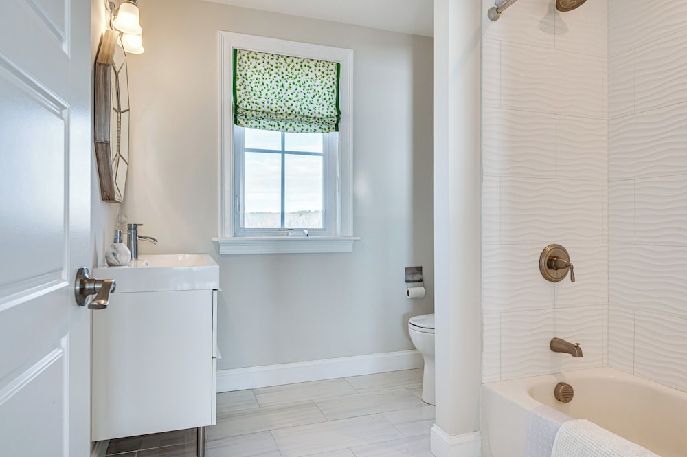 Walk to Rye Harbor State Park: Home w/ Ocean Views