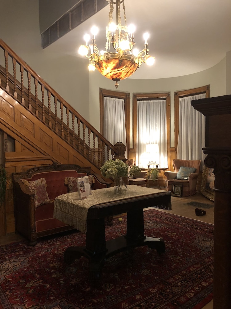 Vineyard Mansion & Carriage House Bed & Breakfast