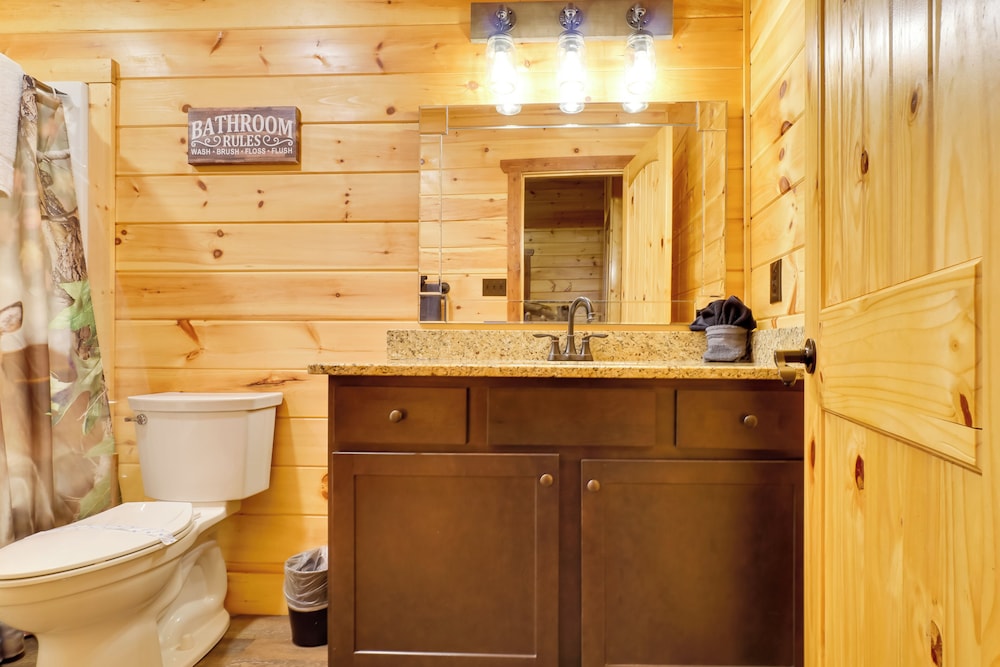 Hot Tub, Game Room & Mtn Views: Sevierville Cabin