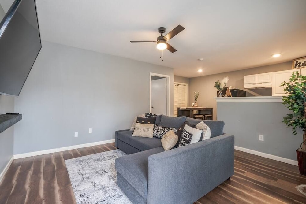Beautiful King Bed Apartment in Renovated Building view 5