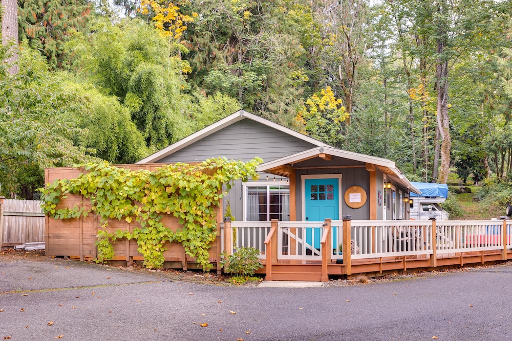 Peaceful Renton Retreat w/ Hot Tub Access! view 3