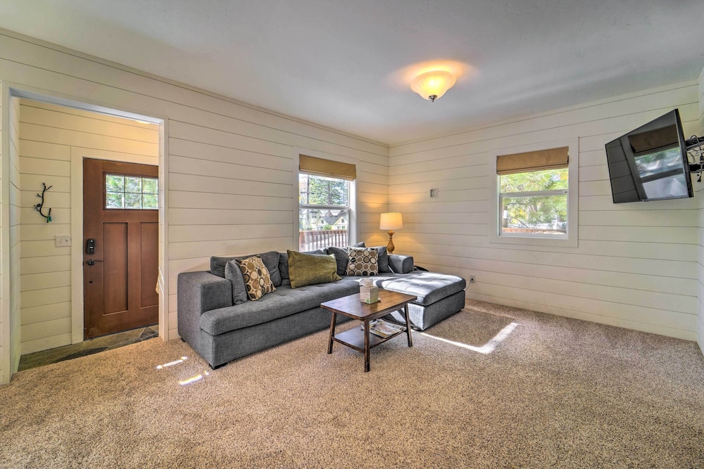 Truckee Cottage w/ Fenced Yard & Lake Donner Views view 4