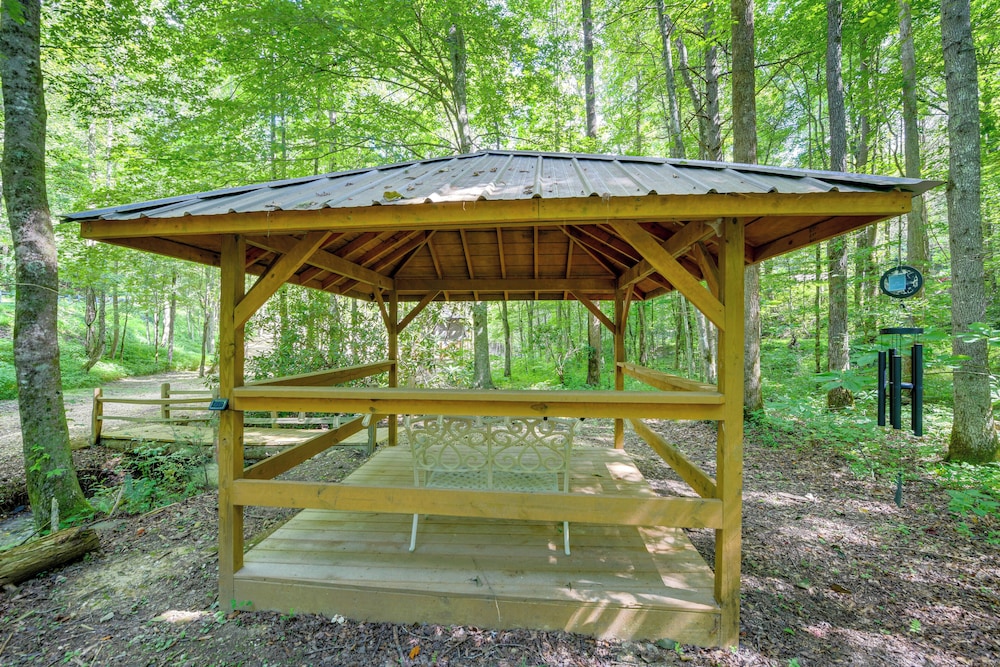 Fire Pit: Tree-lined Gem in Cosby