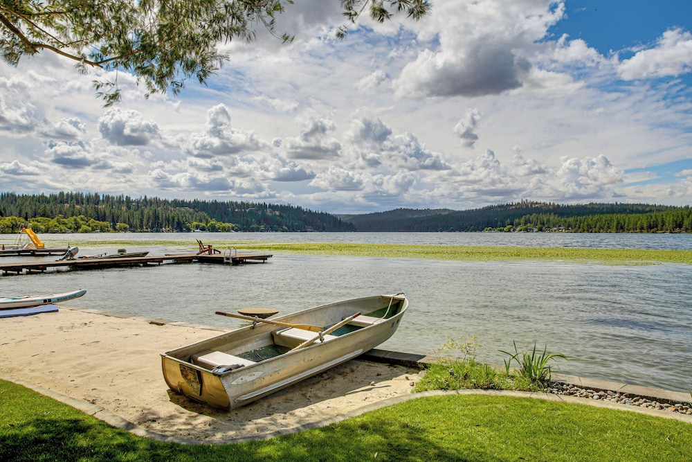 Hot Tub, Deck & Mtn Views: Nine Mile Falls Duplex