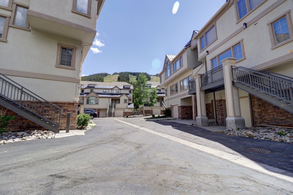 Summit County Vacations - Newly Renovated, Slope-Side Walk-In Walk-Out, Top Floor, Views of Ten Mile Range - ER4 by Redawning - Property Image 19