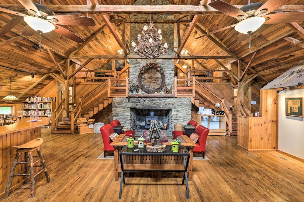 Hot Tub, Game Room & Views: Mars Hill Mtn Retreat!
