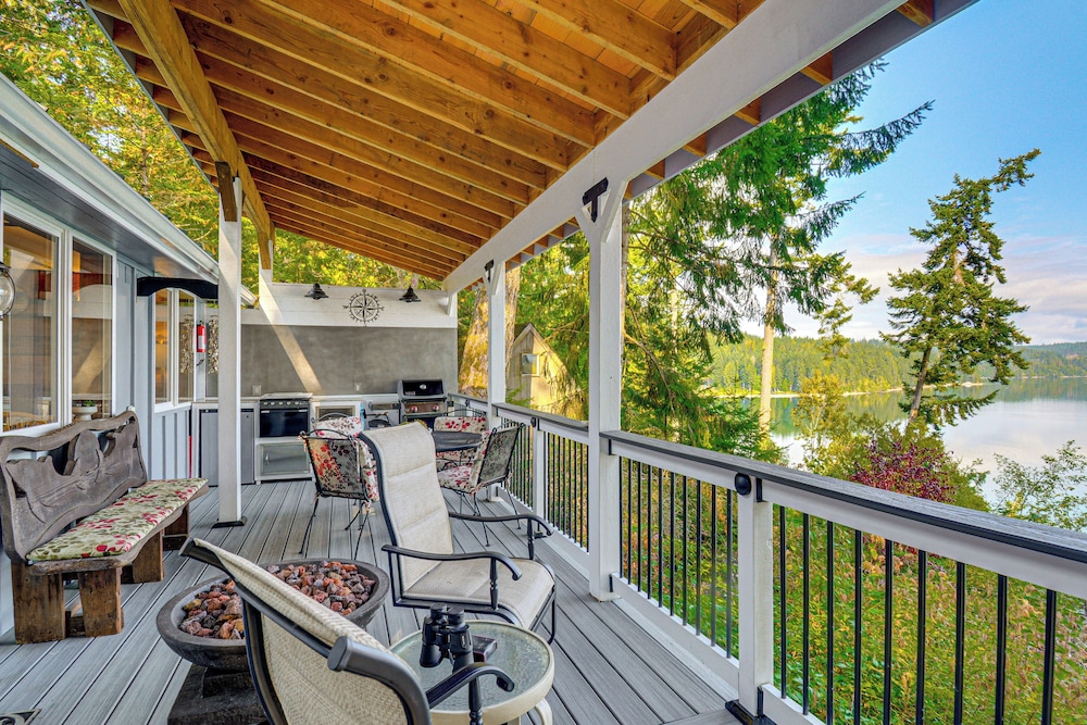 Outdoor Kitchen & Canal Views: Cabin in Quilcene!